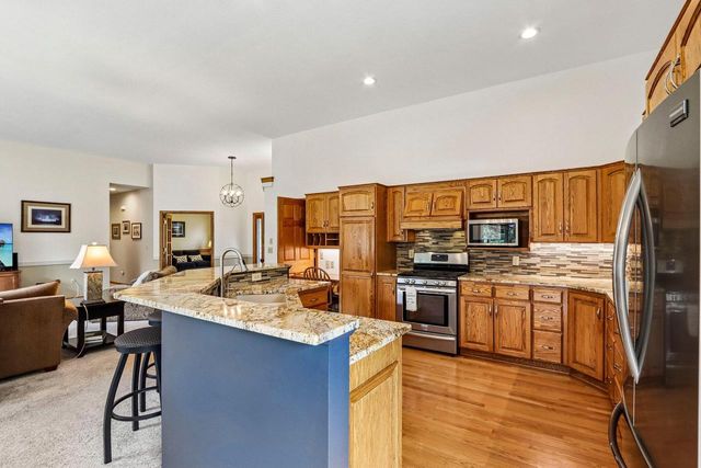 W263N2367 Deer Haven DRIVE, Pewaukee, WI 53072