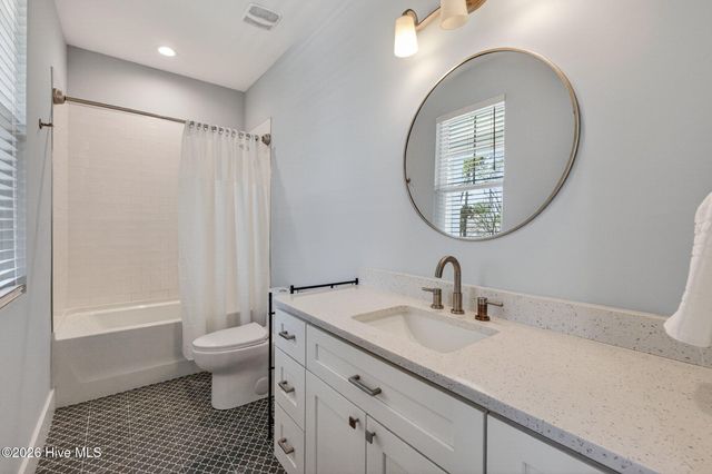 8124 Lakeview Drive, Wilmington, NC 28412