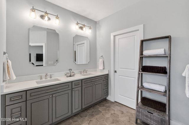 8124 Lakeview Drive, Wilmington, NC 28412