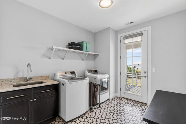 8124 Lakeview Drive, Wilmington, NC 28412