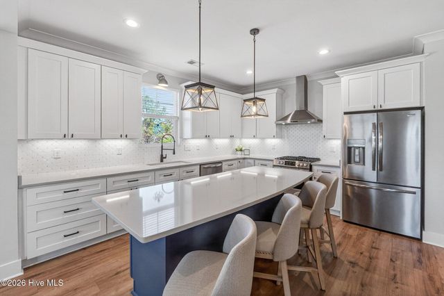 8124 Lakeview Drive, Wilmington, NC 28412