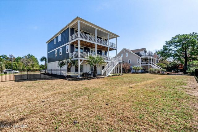 8124 Lakeview Drive, Wilmington, NC 28412