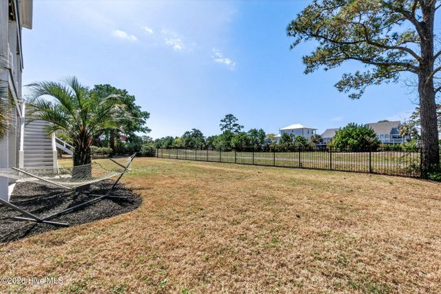 8124 Lakeview Drive, Wilmington, NC 28412