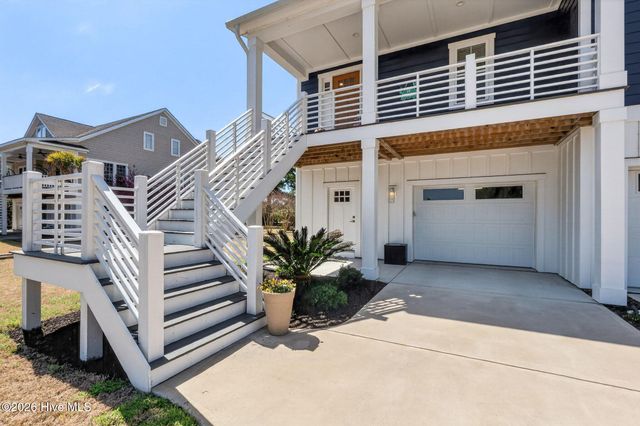 8124 Lakeview Drive, Wilmington, NC 28412