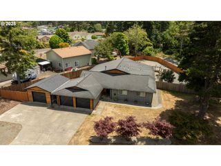 1145 LAKESHORE Dr, Coos Bay, OR 97420