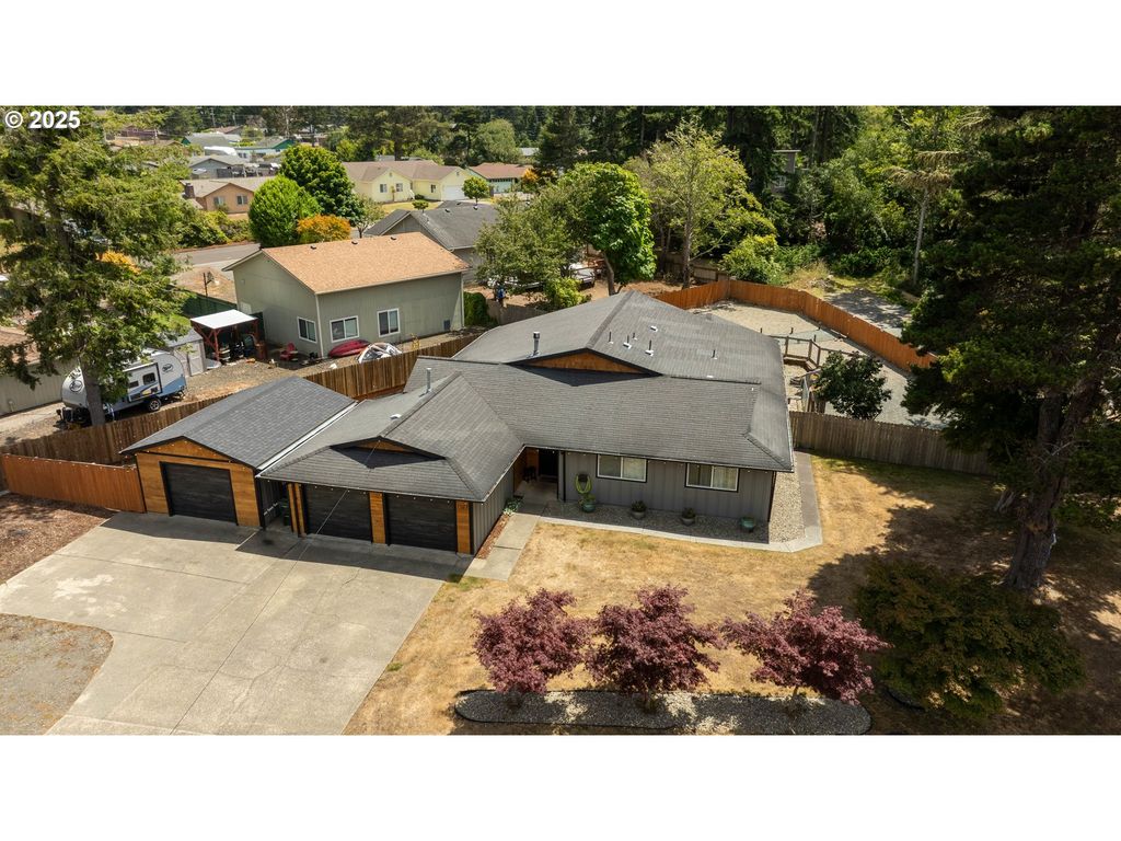1145 LAKESHORE Dr, Coos Bay, OR 97420