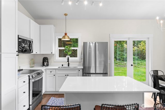 940 Hoppy Trail Way, Camano Island, WA 98282