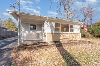 230 Bayshore Drive, Lake Bluff, IL 60044