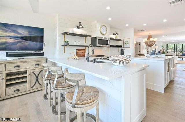 3105 Riviera DR A-201, Naples, FL 34103