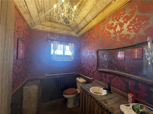 107 W 10th ST W, Lampasas, TX 76550