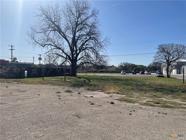 107 W 10th ST W, Lampasas, TX 76550