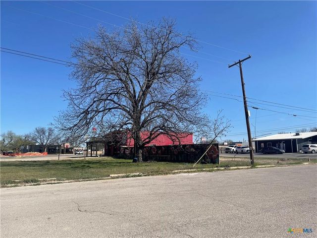 107 W 10th ST W, Lampasas, TX 76550
