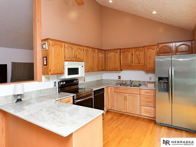 15255 Locust Street, Omaha, NE 68116