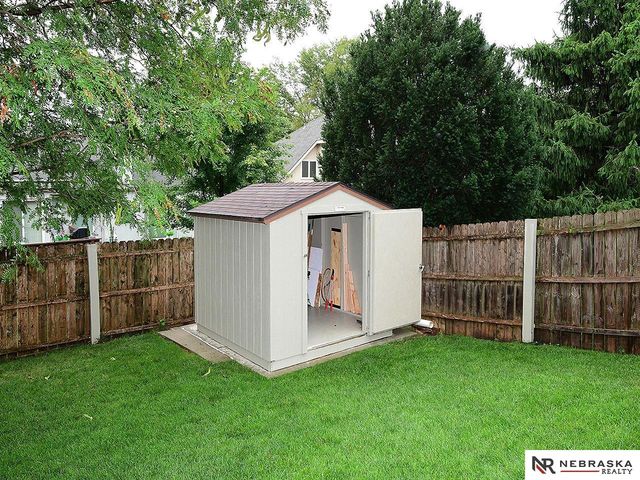 15255 Locust Street, Omaha, NE 68116