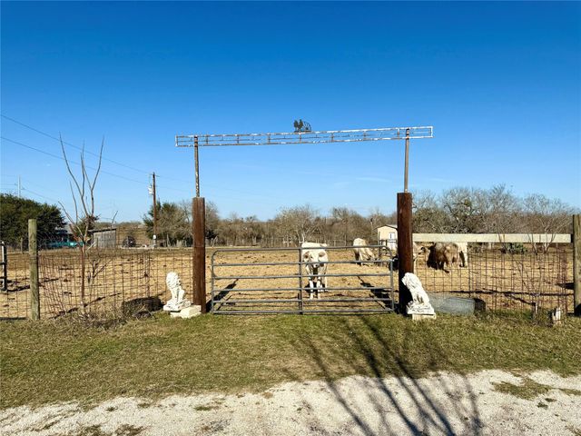 685 Fox LN, Lockhart, TX 78644