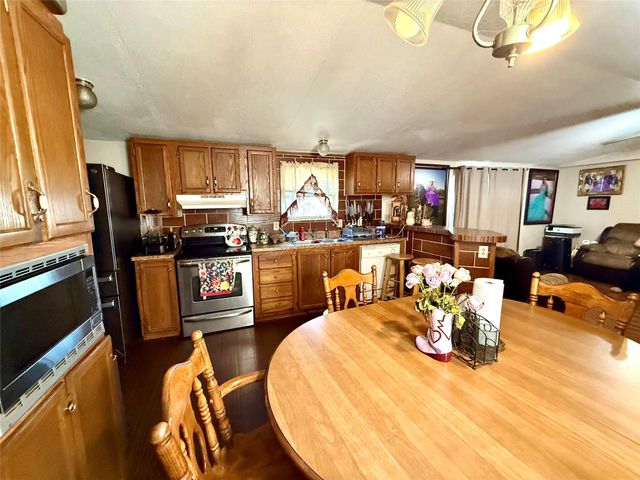 685 Fox LN, Lockhart, TX 78644