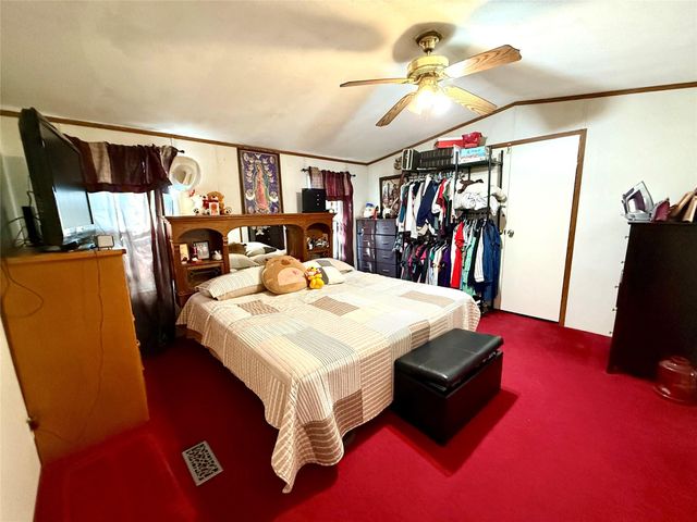 685 Fox LN, Lockhart, TX 78644