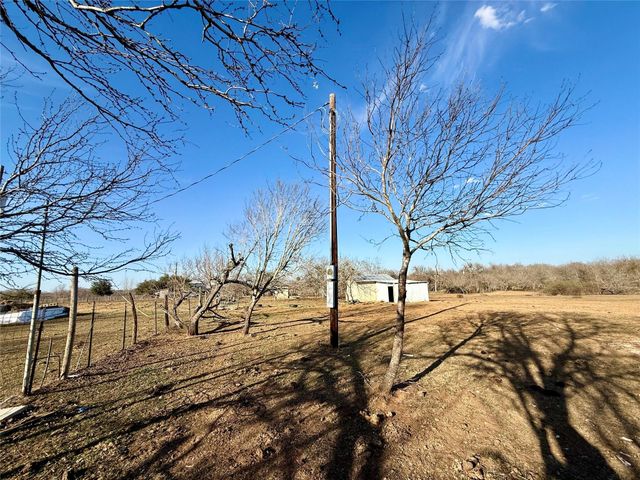 685 Fox LN, Lockhart, TX 78644