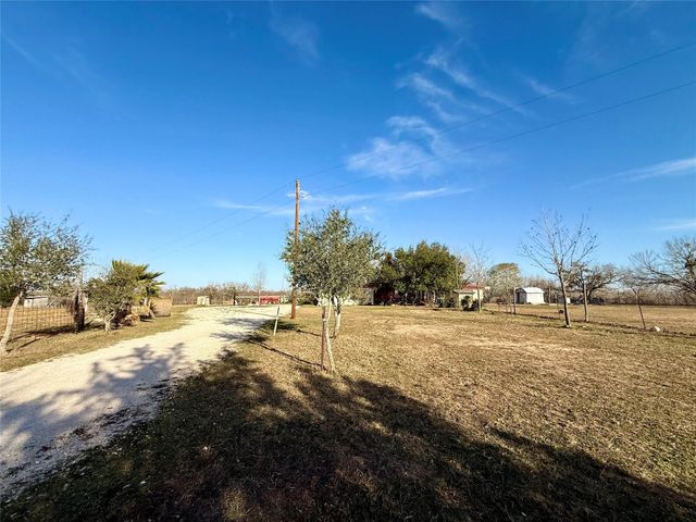 685 Fox LN, Lockhart, TX 78644