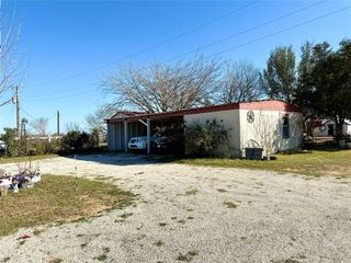 685 Fox LN, Lockhart, TX 78644