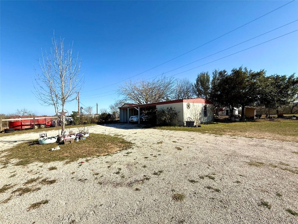 685 Fox LN, Lockhart, TX 78644