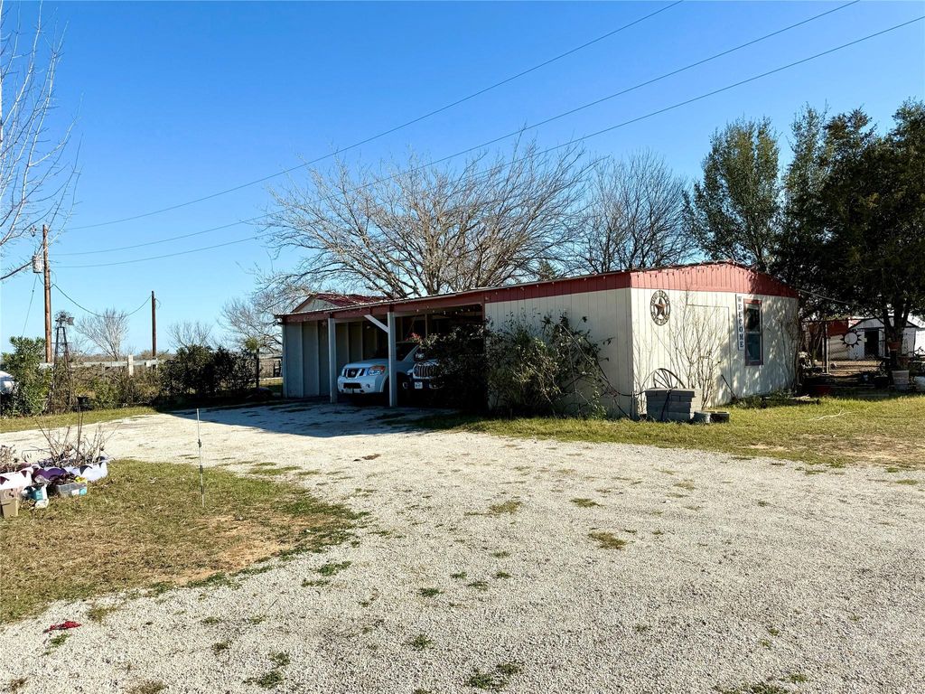 685 Fox LN, Lockhart, TX 78644