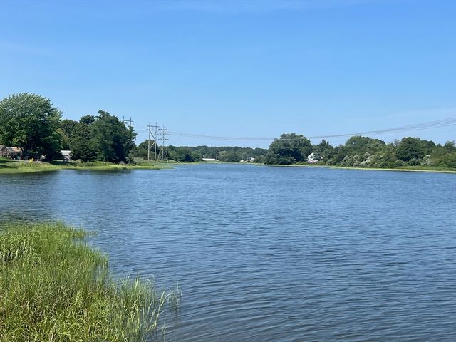 22 Eisenhower Rd, Swansea, MA 02777