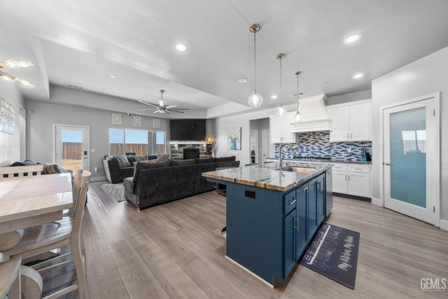 8104 Morningstar Avenue, Bakersfield, CA 93306