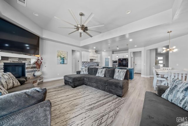 8104 Morningstar Avenue, Bakersfield, CA 93306