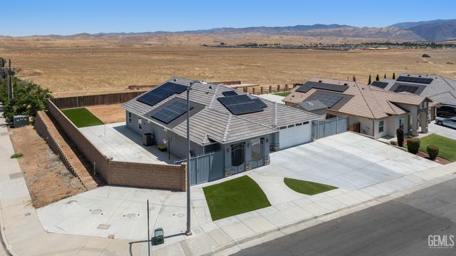 8104 Morningstar Avenue, Bakersfield, CA 93306