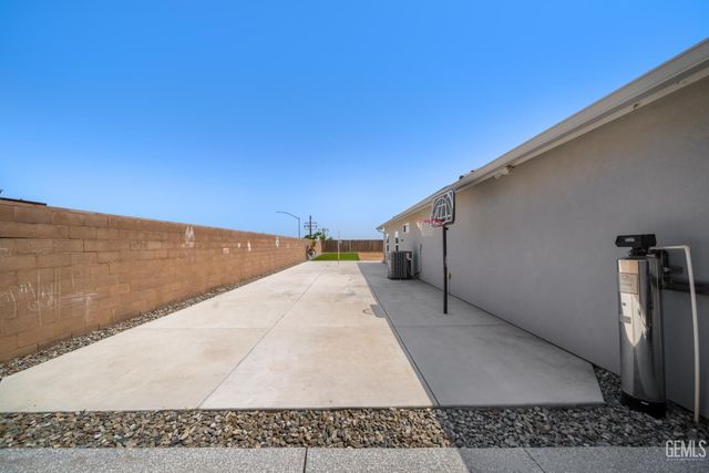 8104 Morningstar Avenue, Bakersfield, CA 93306
