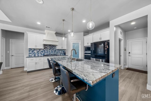 8104 Morningstar Avenue, Bakersfield, CA 93306
