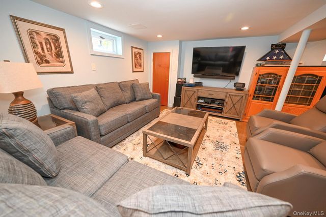 248 Fendale Street, Franklin Square, NY 11010