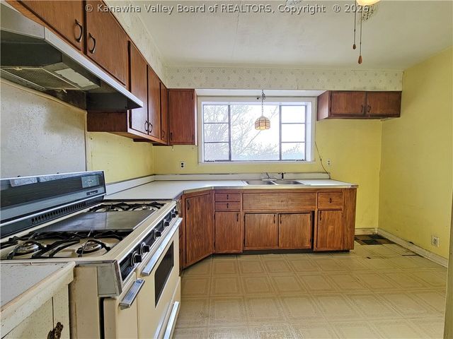 1601 Camden Drive, Charleston, WV 25302