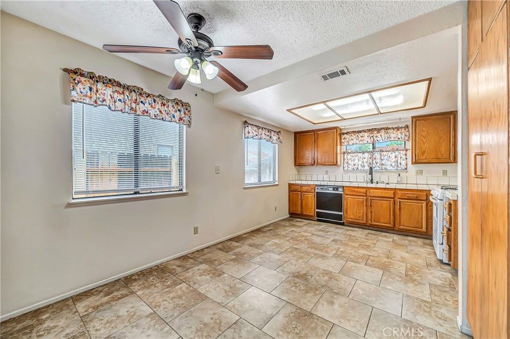 Image 14 of property listing at 4930 Golden Eagle, Palmdale, CA 93552