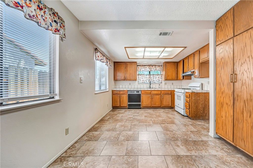 Image 15 of property listing at 4930 Golden Eagle, Palmdale, CA 93552
