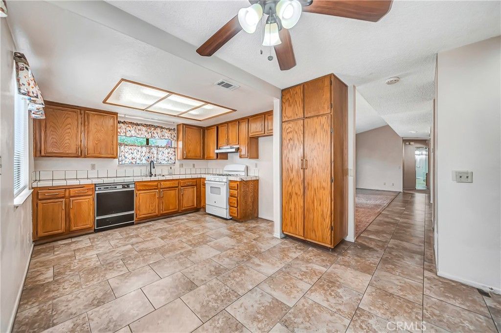 Image 16 of property listing at 4930 Golden Eagle, Palmdale, CA 93552