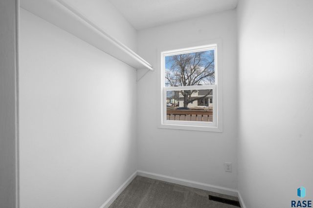 635 N Nesmith Ave Avenue, Sioux Falls, SD 57103