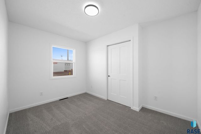 635 N Nesmith Ave Avenue, Sioux Falls, SD 57103