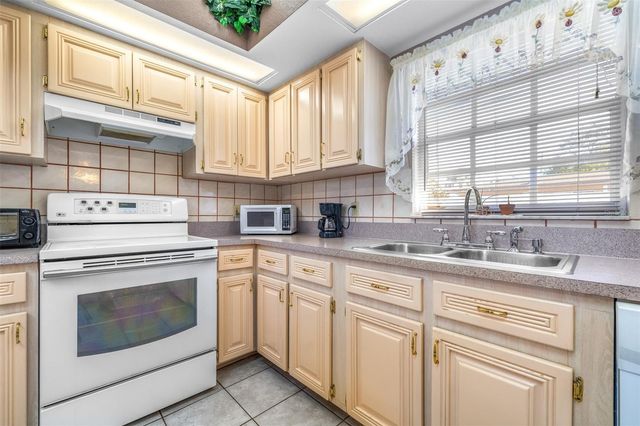 714 CHARLOTTE AVENUE, Tarpon Springs, FL 34689