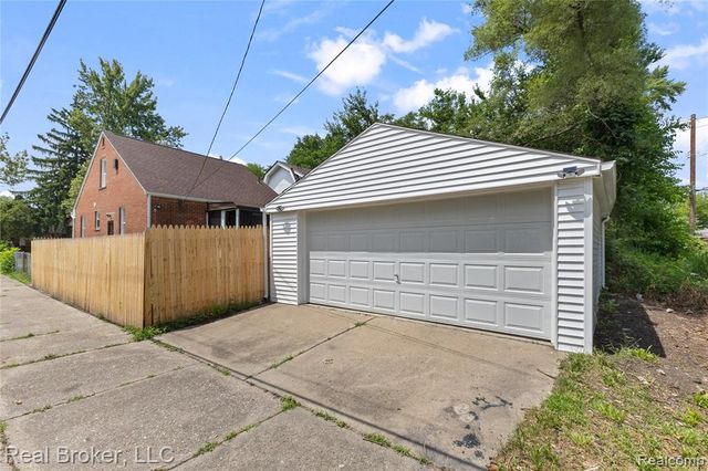 15000 Stansbury Street, Detroit, MI 48227