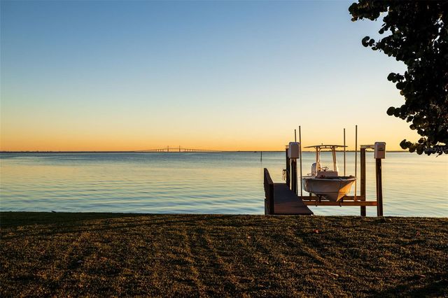 218 COLONY POINT ROAD S, St Petersburg, FL 33705