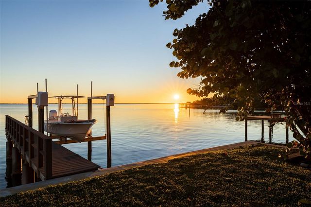 218 COLONY POINT ROAD S, St Petersburg, FL 33705