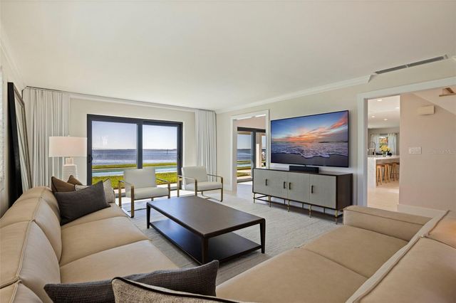 218 COLONY POINT ROAD S, St Petersburg, FL 33705