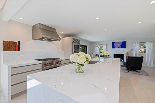 218 COLONY POINT ROAD S, St Petersburg, FL 33705