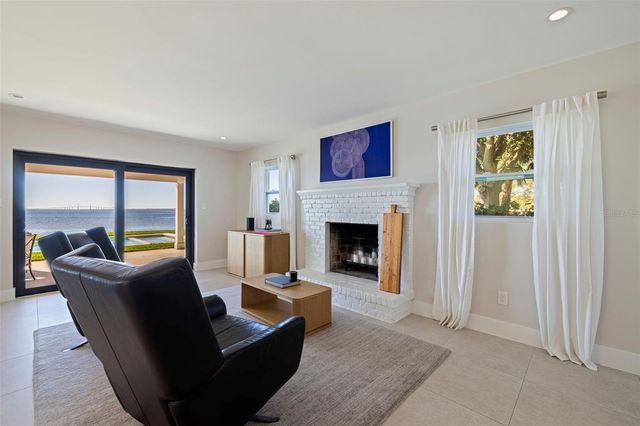 218 COLONY POINT ROAD S, St Petersburg, FL 33705