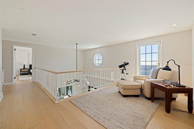 218 COLONY POINT ROAD S, St Petersburg, FL 33705