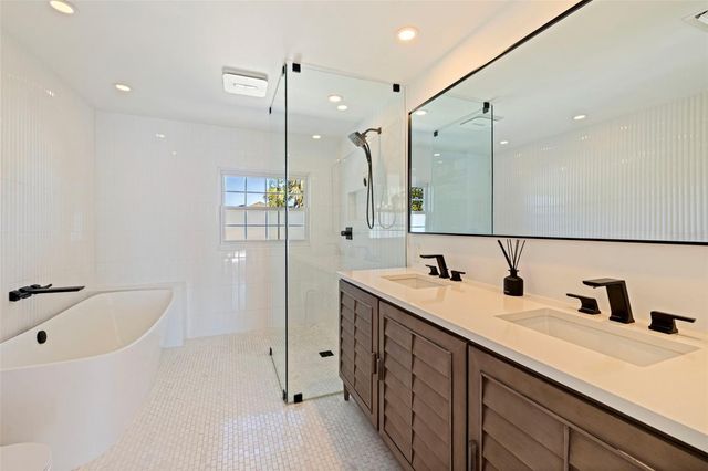 218 COLONY POINT ROAD S, St Petersburg, FL 33705