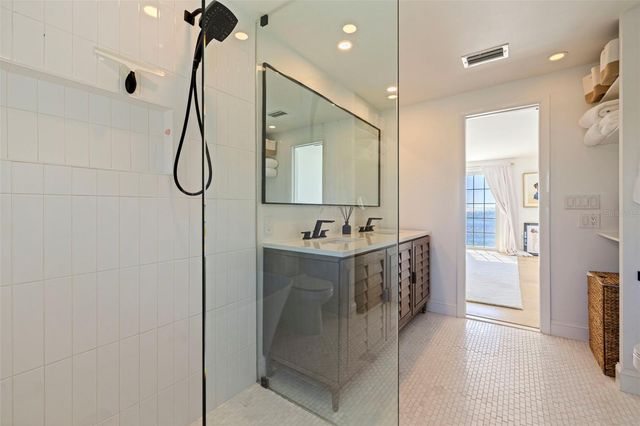 218 COLONY POINT ROAD S, St Petersburg, FL 33705