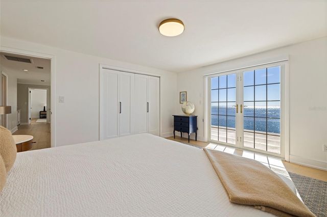 218 COLONY POINT ROAD S, St Petersburg, FL 33705